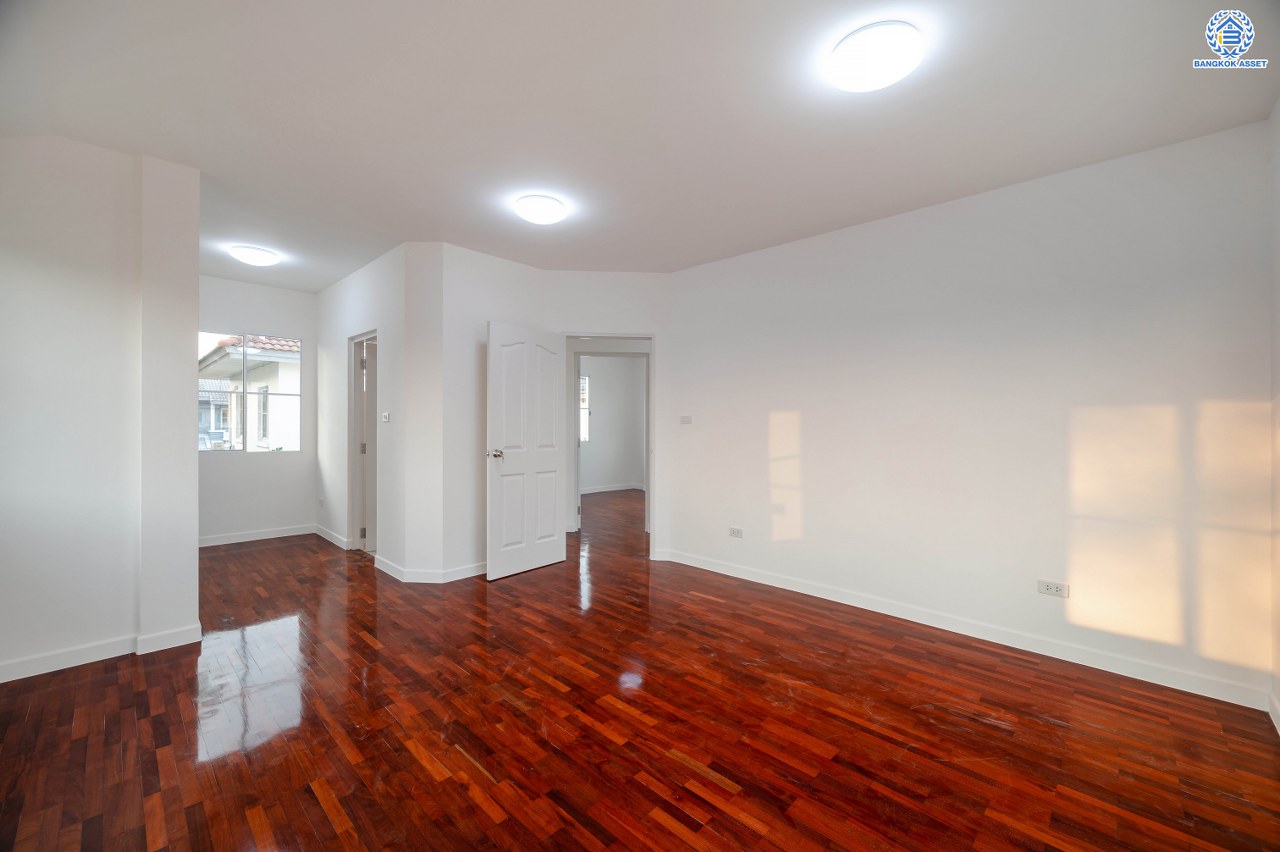 บ้านมือสองตกแต่งใหม่ โครงการ ชัยพฤกษ์ ติวานนท์-ราชพฤกษ์1 หลังมุม เนื้อที่ 68.4 ตร.ว. ฟังก์ชัน 3 ห้องนอน 2 ห้องน้ำ จอดรถได้ 2 คัน สภาพแวดล้อมดี บนทำเลศักยภาพ หน้าโครงการติดถนนใหญ่ เชื่อมต่อถนนราชพฤกษ์ ใกล้จุดขึ้นทางด่วน "ศรีสมาน" ใกล้ห้าง "เซ็นทรัล เวสต์เกต" และ "โรบินสัน ไลฟ์สไตล์ ศรีสมาน"...